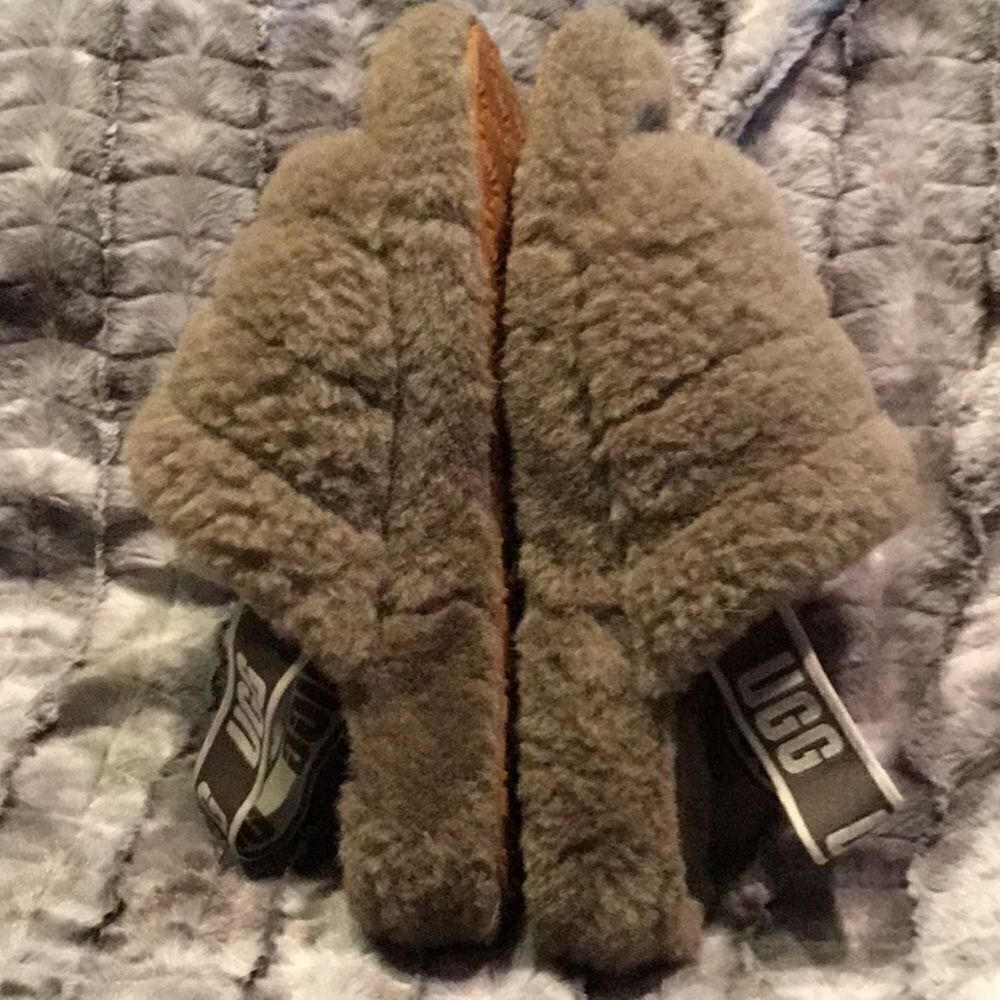 Womens’s Ugg fuzzy slide slippers - Picture 2 of 4